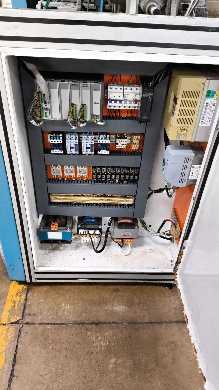 Gabinete elétrico modernizado após intervenção da JAMEK.