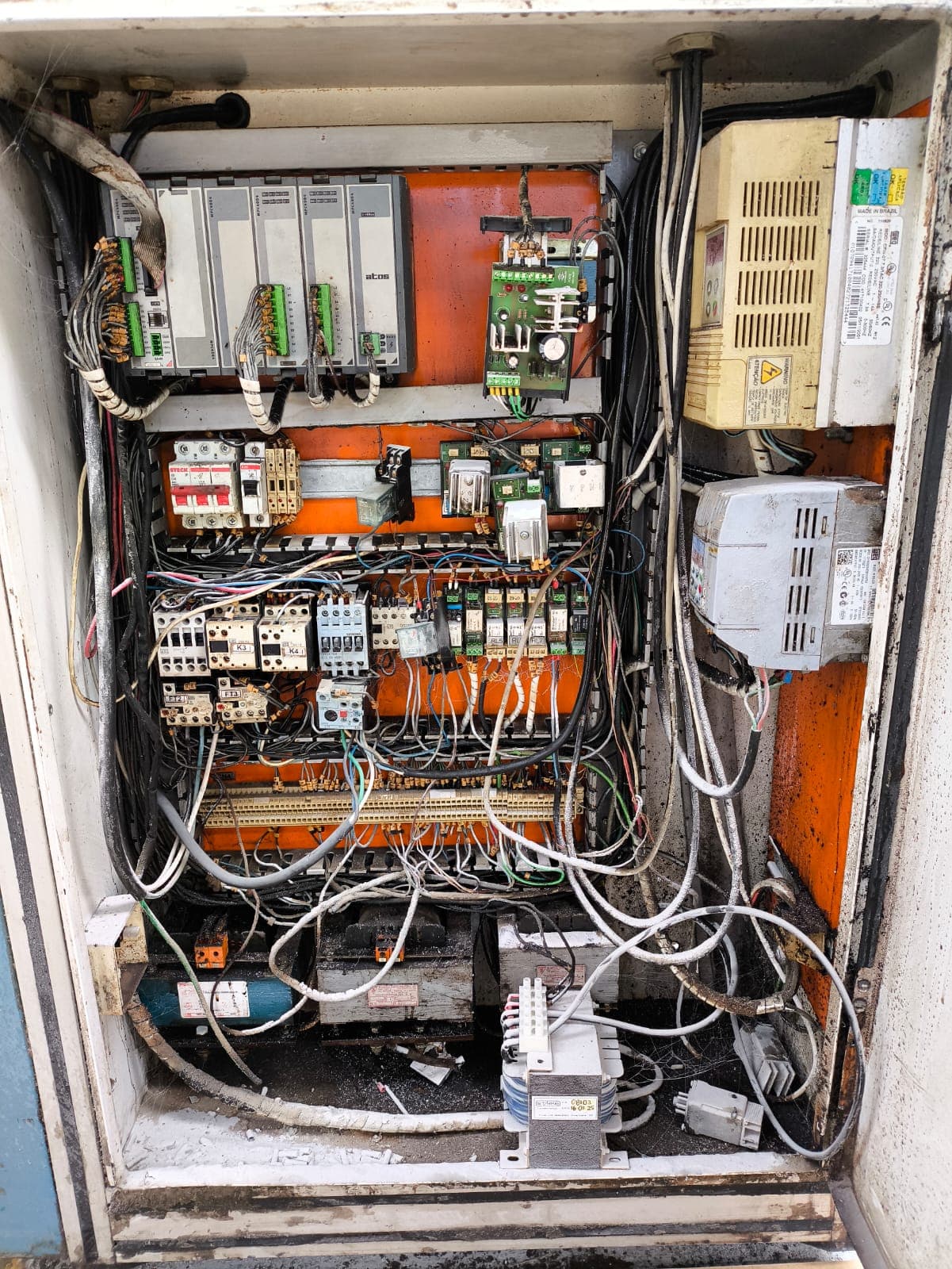 Gabinete elétrico antigo antes de modernização.
