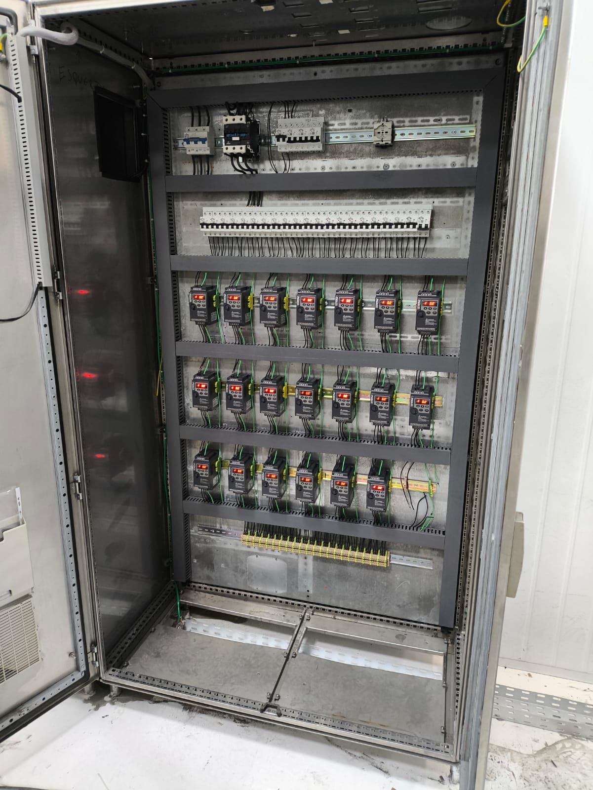 Painel elétrico finalizado e organizado em gabinete industrial.