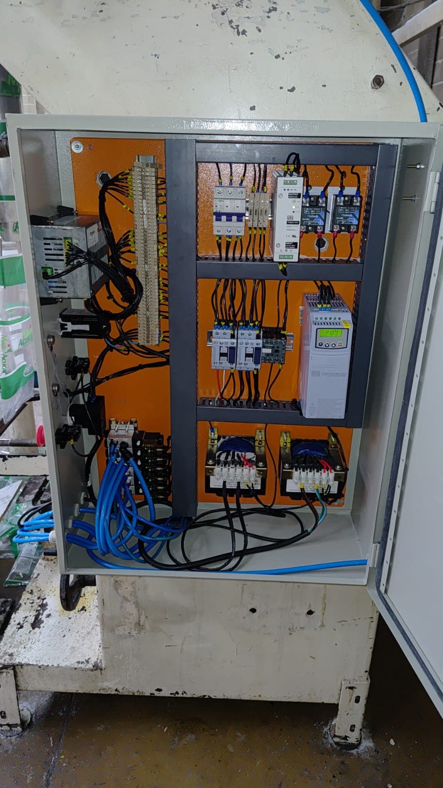Painel elétrico reorganizado após retrofit realizado pela JAMEK.