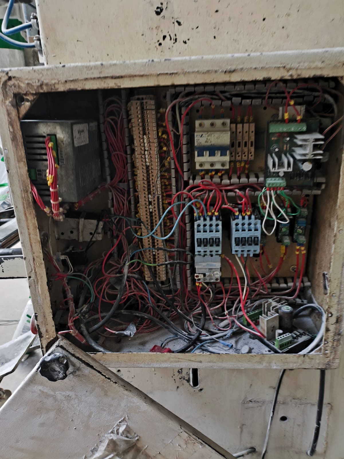 Painel elétrico antigo antes do retrofit realizado pela JAMEK.