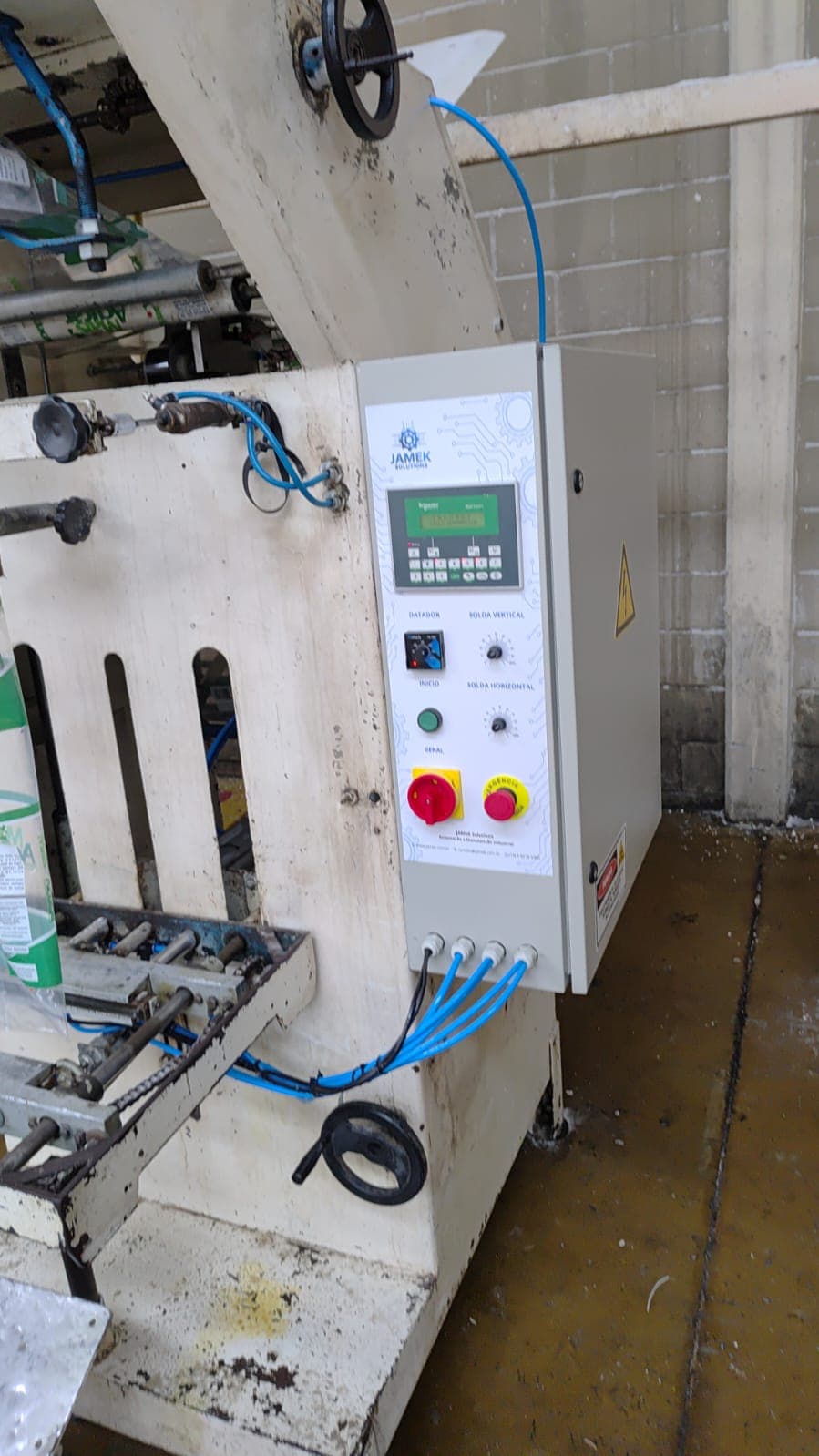 Máquina industrial operando com novo painel instalado pela JAMEK.
